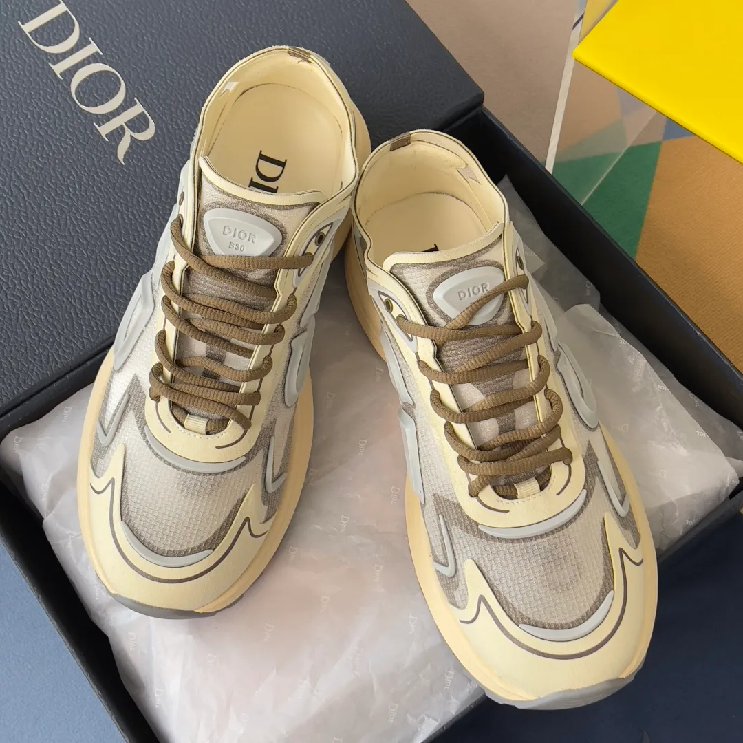 [DIOR] P: 560💰 Men's 39-44 (customized at 45.46) Dior Dior B30 series Countdown technology sneakers casual dad shoes This B30 Countdown technology sneaker is a new product in the 2026 spring men's wear series. The sports silhouette combines high-end logos and technological performance, making it unique. Lightweight and comfortable, it's inspired by modern running and crafted from materials like white and gray N30 nylon, a breathable technical fabric with multiple layers of translucence. Decorated with navy blue injection molded rubber panels and a graphic reinterpretation of the CD30 logo to enhance the style. Rubber Dior B30 and CD30 logos on the tongue and backside. The textured-effect sole is made from elastic rubber and foam and features classic details for ideal comfort. Can be matched with sportswear and casual outfits to create a sophisticated look. Exquisite packaging at the delivery counter 🛍📦 ▪️Fabric: original customized technical fabric + mesh ▪️Inner lining: customized breathable lining ▪️Outsole: original molded IP foam + TPU outsole ▪️Insole thickness: 3.5CM